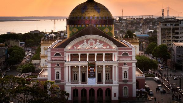 Entre coxias e aplausos, um menino descobre no Teatro Amazonas o encanto da arte e o valor de aplaudir a própria vida