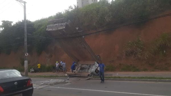 Carreta cai de barranco às margens da Av. Carlos Lindenberg por Leitor | A Gazeta