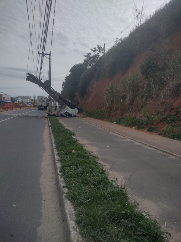 Carreta cai de barranco às margens da Av. Carlos Lindenberg por Leitor | A Gazeta