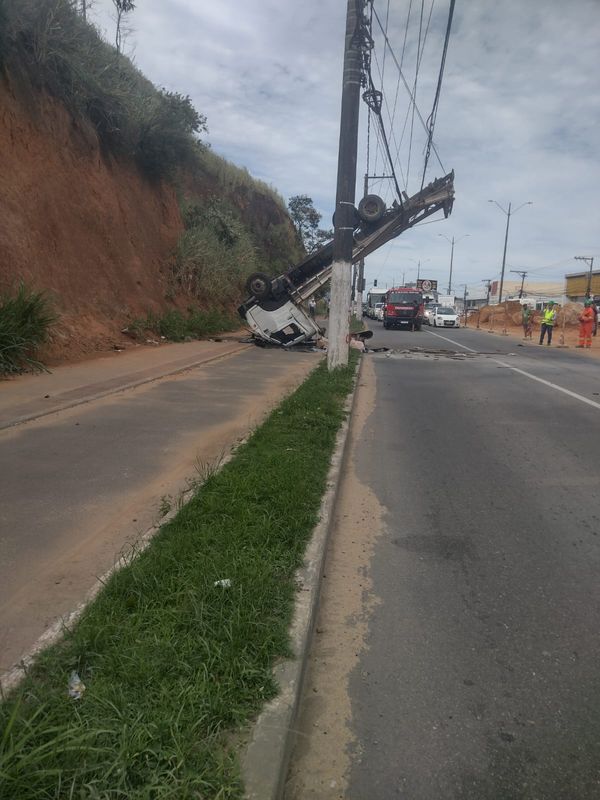 Carreta cai de barranco às margens da Av. Carlos Lindenberg por Leitor | A Gazeta