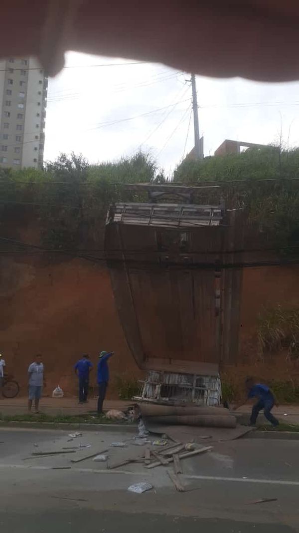 Carreta cai de barranco às margens da Av. Carlos Lindenberg por Vitor Jubini