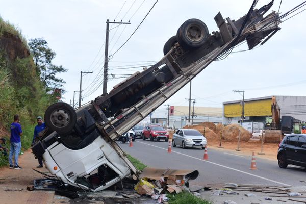 Carreta cai de barranco às margens da Av. Carlos Lindenberg por Vitor Jubini