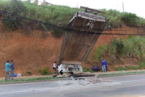 Carreta cai de barranco às margens da Av. Carlos Lindenberg por Vitor Jubini