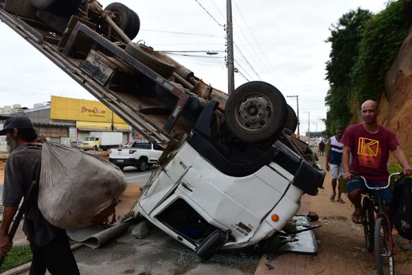 Carreta cai de barranco às margens da Av. Carlos Lindenberg por Vitor Jubini
