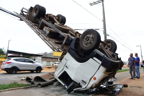 Carreta cai de barranco às margens da Av. Carlos Lindenberg por Vitor Jubini