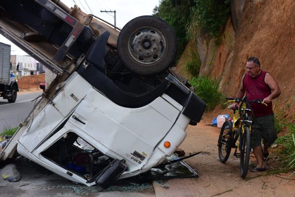 Carreta cai de barranco às margens da Av. Carlos Lindenberg por Vitor Jubini