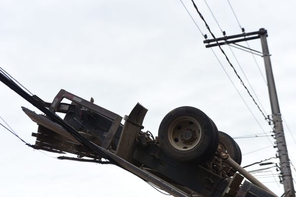 Carreta cai de barranco às margens da Av. Carlos Lindenberg por Vitor Jubini