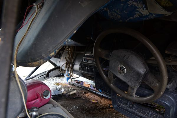 Carreta cai de barranco às margens da Av. Carlos Lindenberg por Vitor Jubini