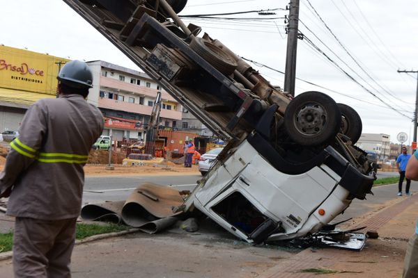 Carreta cai de barranco às margens da Av. Carlos Lindenberg por Vitor Jubini