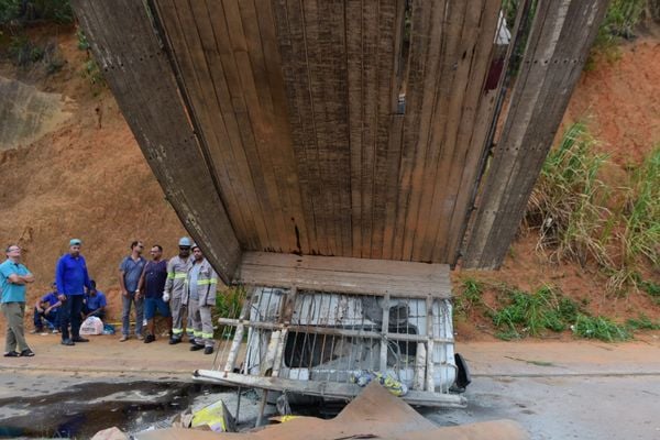 Carreta cai de barranco às margens da Av. Carlos Lindenberg por Vitor Jubini