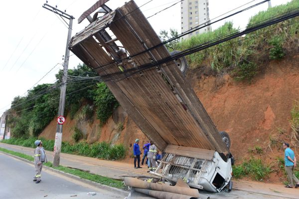 Carreta cai de barranco às margens da Av. Carlos Lindenberg por Vitor Jubini