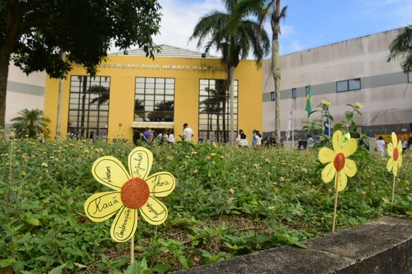 Kauã e Joaquim: amigos e familiares colocaram flores de papel no jardim do Fórum de Linhares em homenagem aos meninos no primeiro dia de julgamento de Georgeval