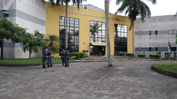 Kauã e Joaquim: Polícia Militar faz monitoramento do lado externo do fórum de Linhares, no primeiro dia de julgamento de Kauã e Joaquim