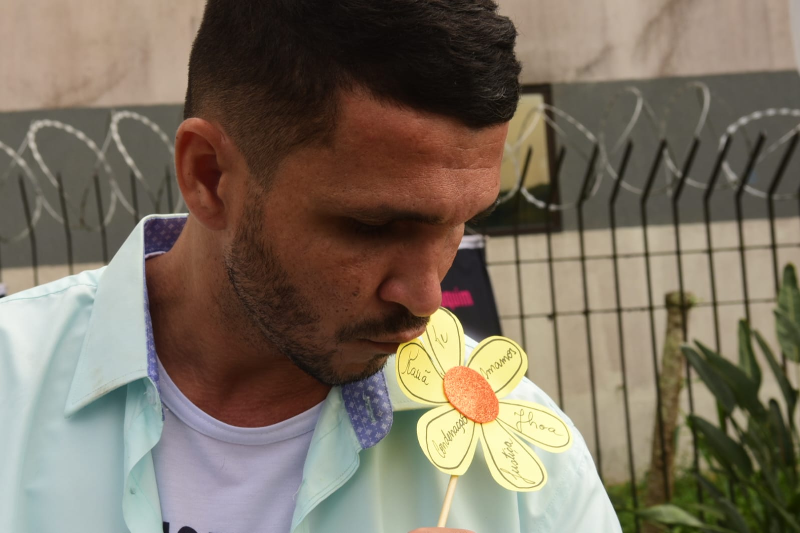 Kauã e Joaquim: Rainy Butkovsky, pai de Kauã, com flores sendo colocadas no jardim do fórum de linhares no primeiro dia de julgamento de Georgeval