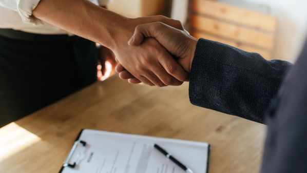 A alta da taxa Selic afeta diretamente o custo de capital, tornando o financiamento de aquisições mais caro e exigindo um planejamento financeiro ainda mais rigoroso