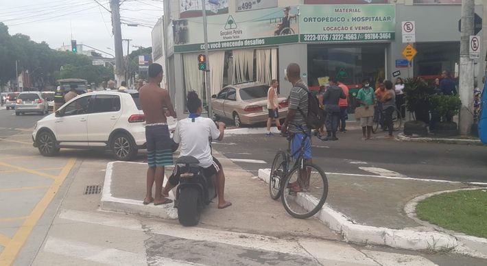O acidente aconteceu na tarde desta terça-feira (4) no cruzamento da Avenida Vitória com a Avenida Paulino Muller