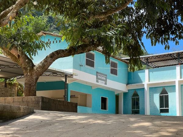 Alunos estudam em salão de igreja desde 2020 