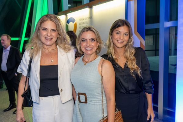 Flavia Camargo entre Christine e Luana Moulin