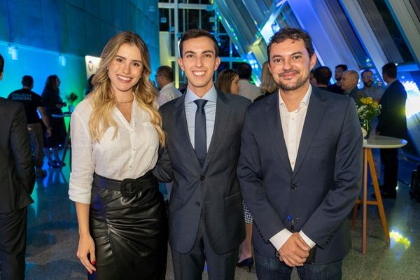 Humberto Camargo Neto entre Jessica Prata e Gustavo Ribeiro, presidente do Instituto Líderes do Amanhã
