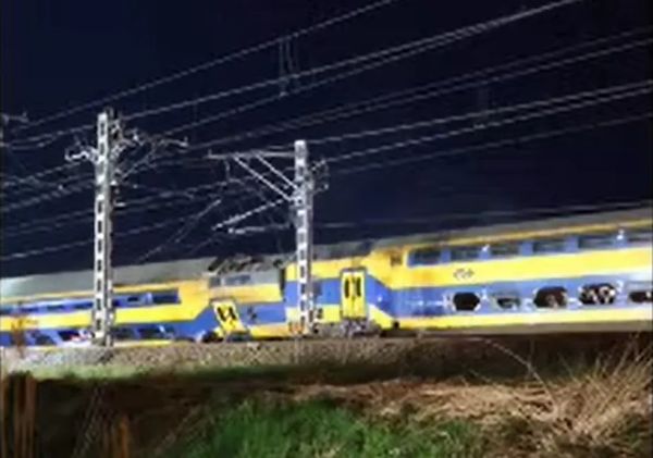 Trem descarrilou após colidir com guindaste na Holanda