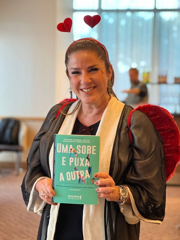 A jornalista Christiane Pelajo, coordenadora do livro Uma sobe e puxa a outra, no evento SXSW