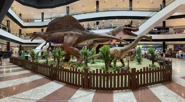 Exposição gratuita de dinossauros é atração no Shopping Praia da Costa, em Vila Velha