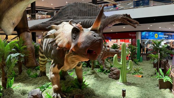 Exposição gratuita de dinossauros é atração no Shopping Praia da Costa, em Vila Velha