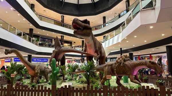 Exposição Mundo Jurássico invadiu o shopping com 13 dinossauros em tamanho real, com som e movimento. Evento vai até 30 de abril