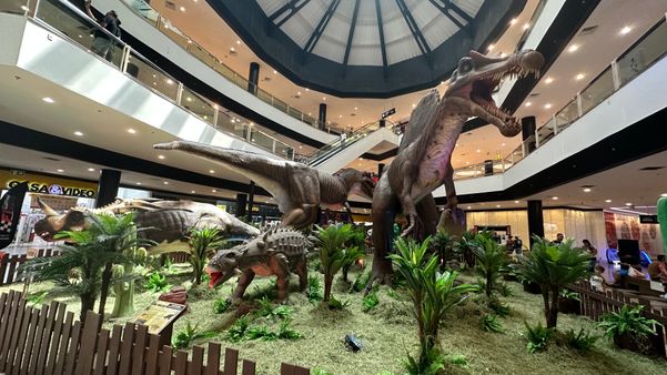 Exposição gratuita de dinossauros é atração no Shopping Praia da Costa, em Vila Velha