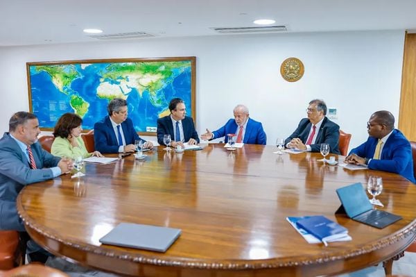 Presidente Luiz Inácio Lula da Silva em reunião com ministros para definir estratégias contra ataques a escolas