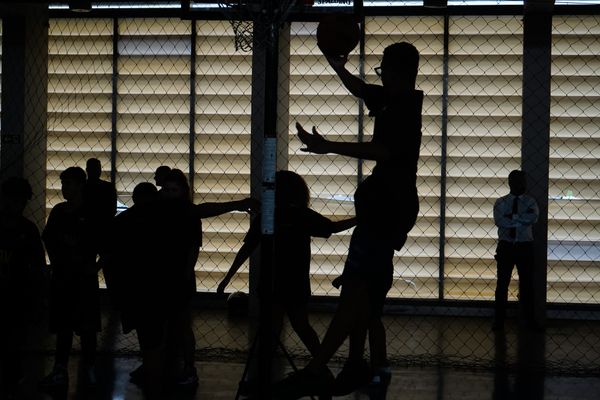 Anderson Varejão e o time de basquete americano, Cleveland Cavaliers, fazem ação em Vitória por Vitor Jubini