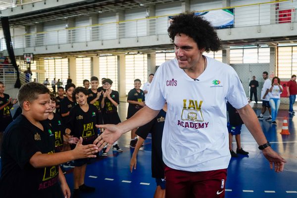 Anderson Varejão e o time de basquete americano, Cleveland Cavaliers, fazem ação em Vitória por Vitor Jubini
