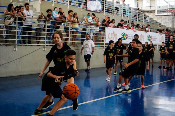 Anderson Varejão e o time de basquete americano, Cleveland Cavaliers, fazem ação em Vitória por Vitor Jubini