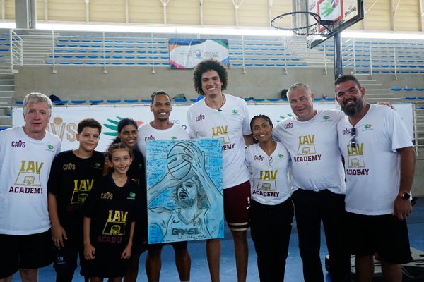 Anderson Varejão e o time de basquete americano, Cleveland Cavaliers, fazem ação em Vitória por Vitor Jubini