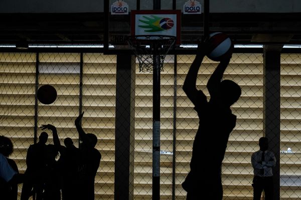 Anderson Varejão e o time de basquete americano, Cleveland Cavaliers, fazem ação em Vitória por Vitor Jubini