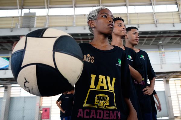 Anderson Varejão e o time de basquete americano, Cleveland Cavaliers, fazem ação em Vitória por Vitor Jubini