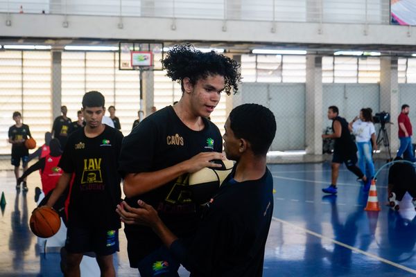 Anderson Varejão e o time de basquete americano, Cleveland Cavaliers, fazem ação em Vitória por Vitor Jubini