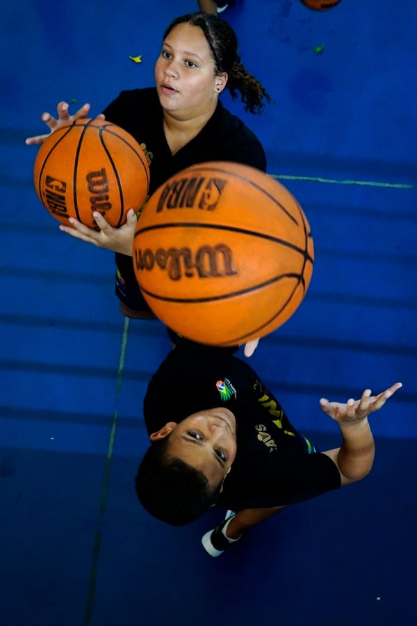 Anderson Varejão e o time de basquete americano, Cleveland Cavaliers, fazem ação em Vitória por Vitor Jubini