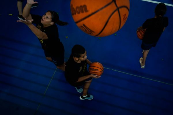 Anderson Varejão e o time de basquete americano, Cleveland Cavaliers, fazem ação em Vitória por Vitor Jubini