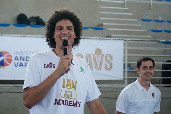 Anderson Varejão e o time de basquete americano, Cleveland Cavaliers, fazem ação em Vitória