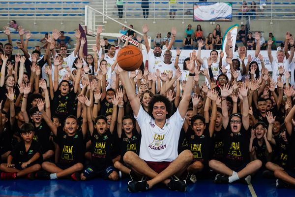 Anderson Varejão e o time de basquete americano, Cleveland Cavaliers, fazem ação em Vitória por Vitor Jubini
