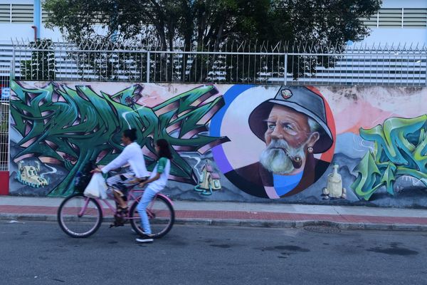 Artes realizadas em Feu Rosa, na Serra, pelos artistas participantes do projeto Origraffes  por Carlos Alberto