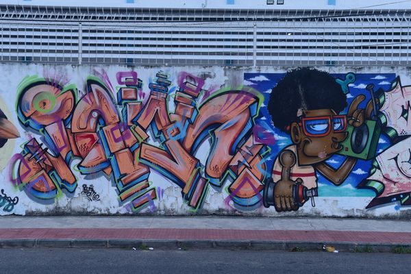 Artes realizadas em Feu Rosa, na Serra, pelos artistas participantes do projeto Origraffes  por Carlos Alberto