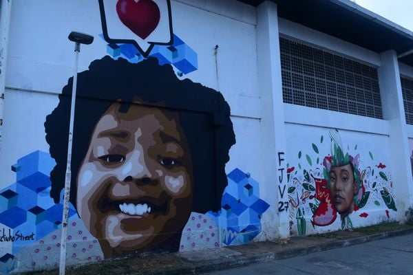 Artes realizadas em Feu Rosa, na Serra, pelos artistas participantes do projeto Origraffes  por Carlos Alberto