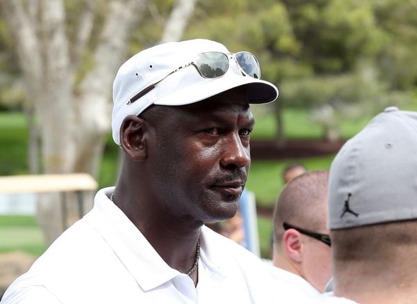 Ex-astro de basquete Michael Jordan durante partida de golf no Invitational tournament, em 2013