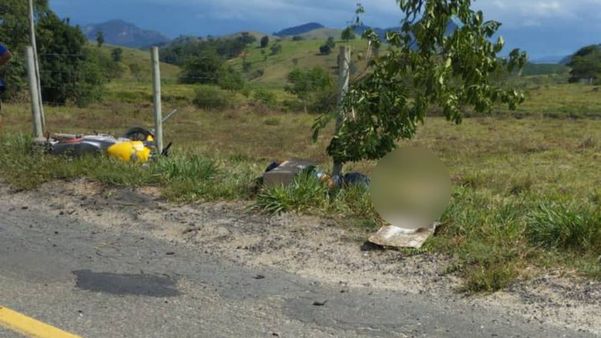 Homem morre e mulher fica ferida em um acidente de moto na tarde deste sábado (8), na localidade de Burarama, em Cachoeiro de Itapemirim
