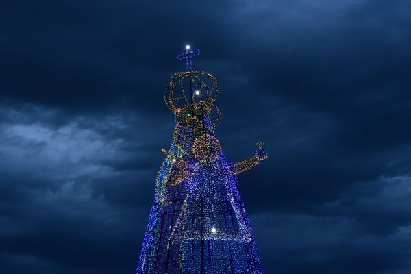 Imagem de Nossa Senhora ganha luzes e cores em Vila Velha por Carlos Alberto Silva