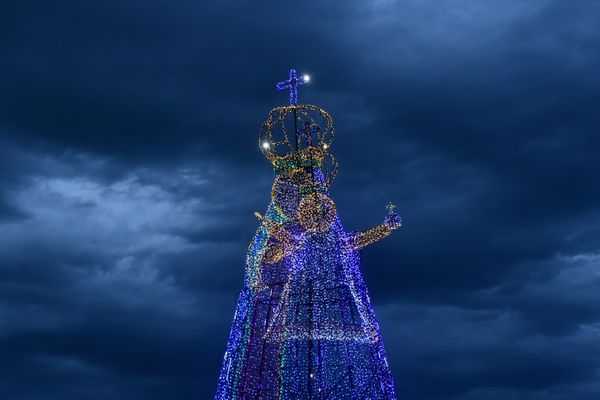 Imagem de Nossa Senhora ganha luzes e cores em Vila Velha por Carlos Alberto Silva