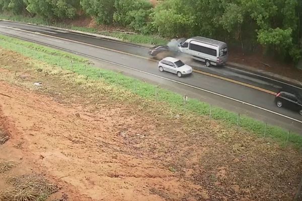 Imagens registradas por uma câmera de videomonitoramento mostram que motorista de veículo de passeio não conseguiu frear e acabou colidindo com uma van