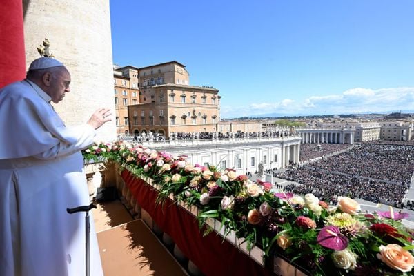Em vigília pascal, Pontífice falou em 'decepção' na benção e batizou oito pessoas; imprensa italiana volta a falar em 'renúncia', mas Vaticano afirma que isso não está nos planos